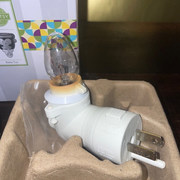 Scentsy Baby Tux Penguin Wall Mini Warmer Night Light Christmas - Picture 2 of 6